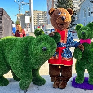 МЕДВЕЖОНОК на задних лапах
