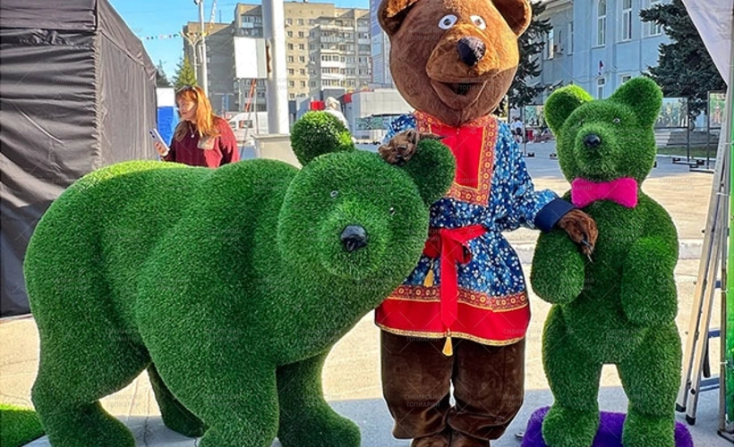 МЕДВЕЖОНОК на задних лапах